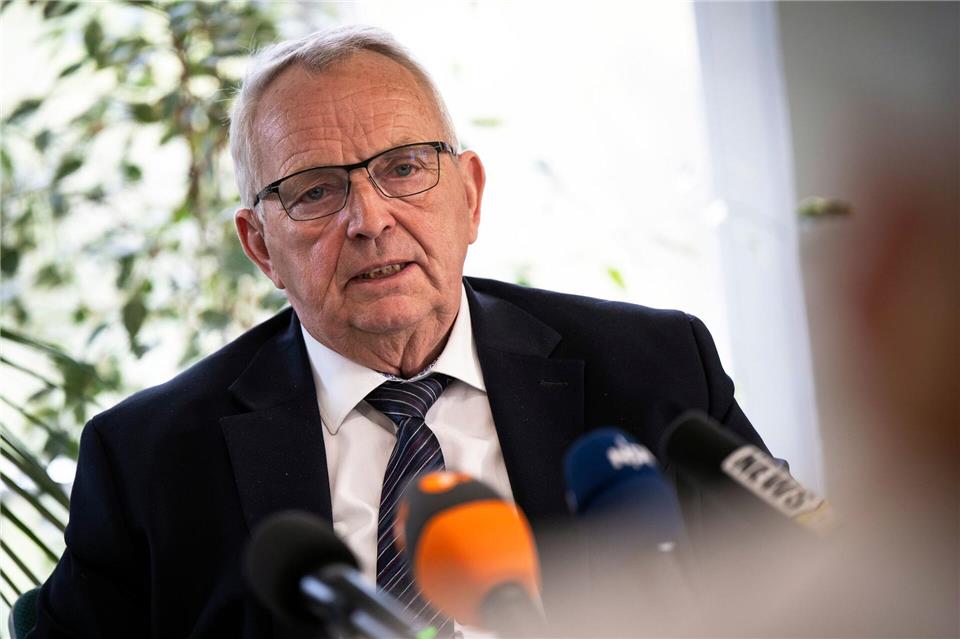 Backhaus hat grünes Licht für den Rettungsversuch einer privaten Initiative für den bei Wismar gestrandeten Buckelwal gegeben.Philip Dulian/dpa