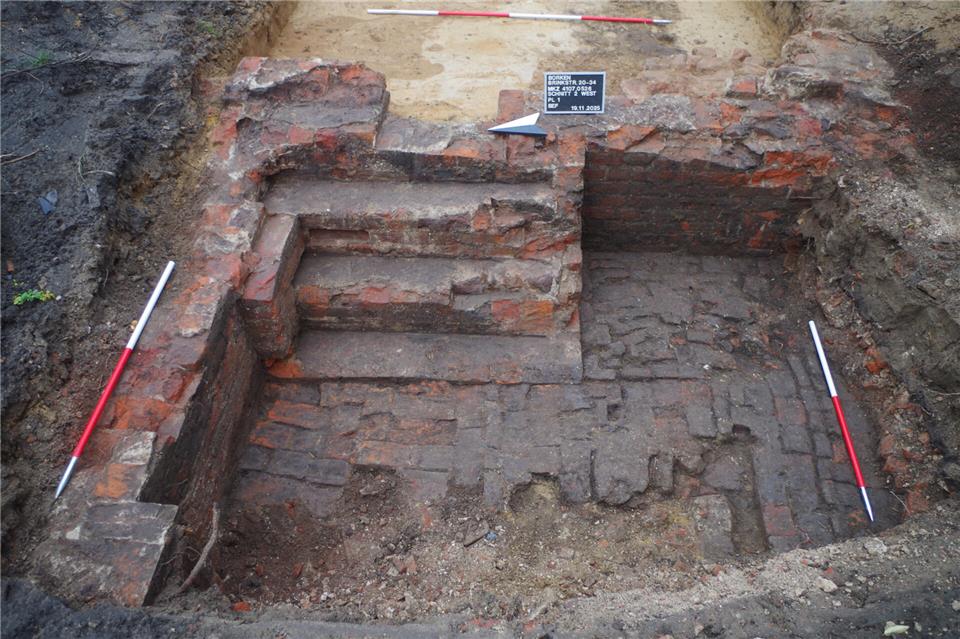 Backsteinkeller mit Treppenzugang: Das hieraus stammende Fundmaterial wird auf die frühe Neuzeit datiert.