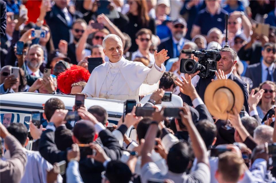 Bad in der Menge: Papst Leo.Michael Kappeler/dpa