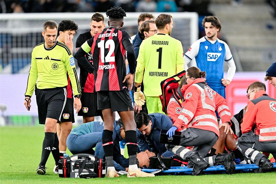 Badé wurde verletzt vom Feld getragen.Uwe Anspach/dpa
