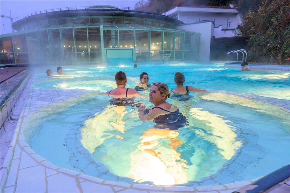 Badegäste genießen das warme Thermalwasser im Außenbereich der Therme in Thermalbad Wiesenbad. (Archivbild)Hendrik Schmidt/dpa