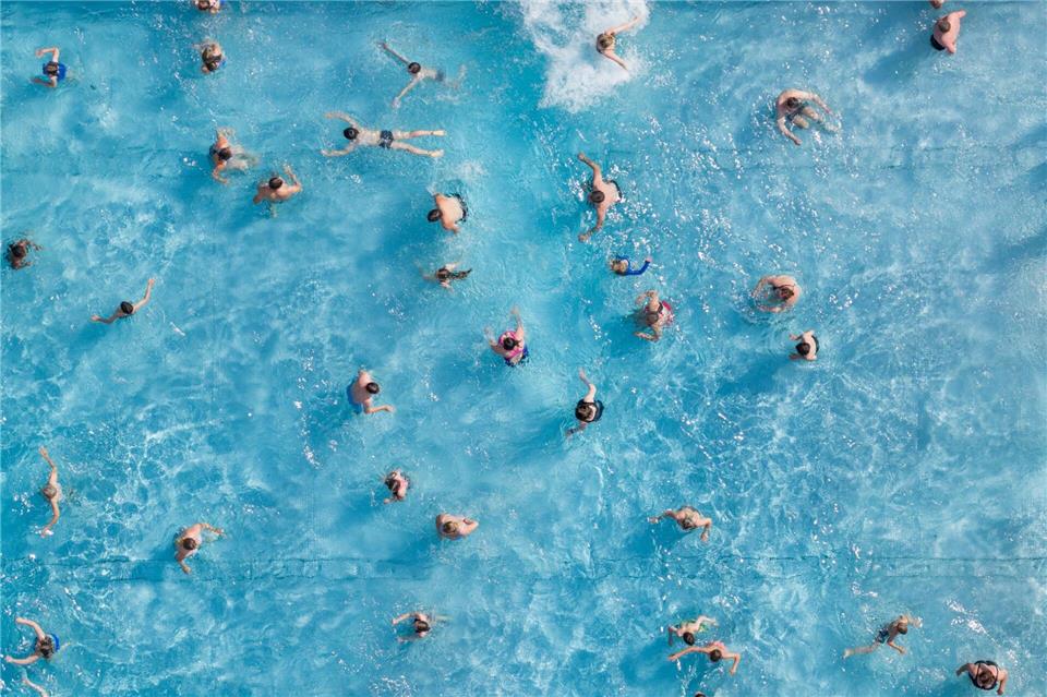 Badegäste genießen die Abkühlung in einem Freibad in Sachsen. Sebastian Kahnert/dpa