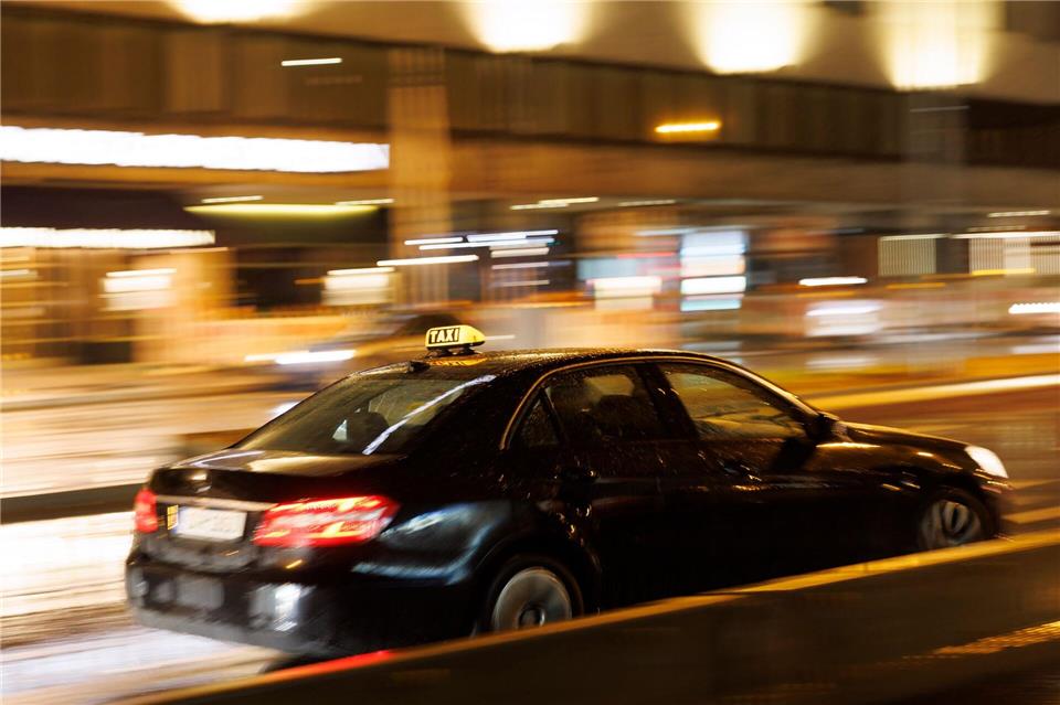 Baden-Württemberg war Vorreiter in Sachen freie Taxi-Farbe: hier ein schwarzes Taxi in Stuttgart. (Archivbild)Julian Rettig/dpa