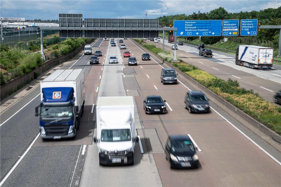 Baden-Württemberg will Lkw-Sonntagsfahrverbot aussetzen. (Symbolbild)Hannes P. Albert/dpa