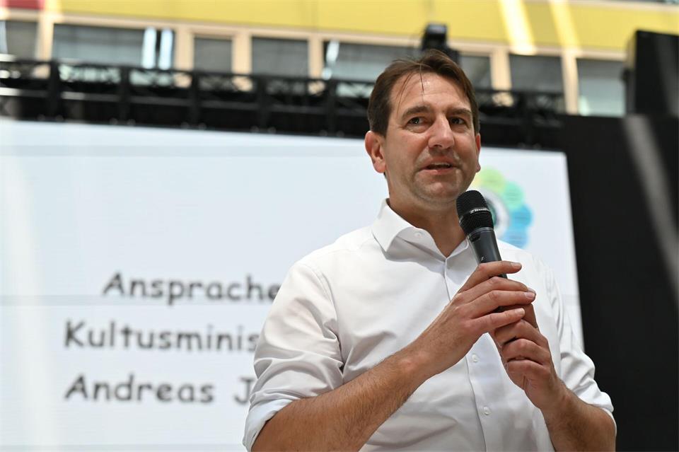 Baden-Württembergs Kultusminister Andreas Jung (CDU) will, dass Schülerinnen und Schüler beim Start in der Grundschule ausreichend Deutsch sprechen. (Archivbild)Jennifer Kramer/dpa