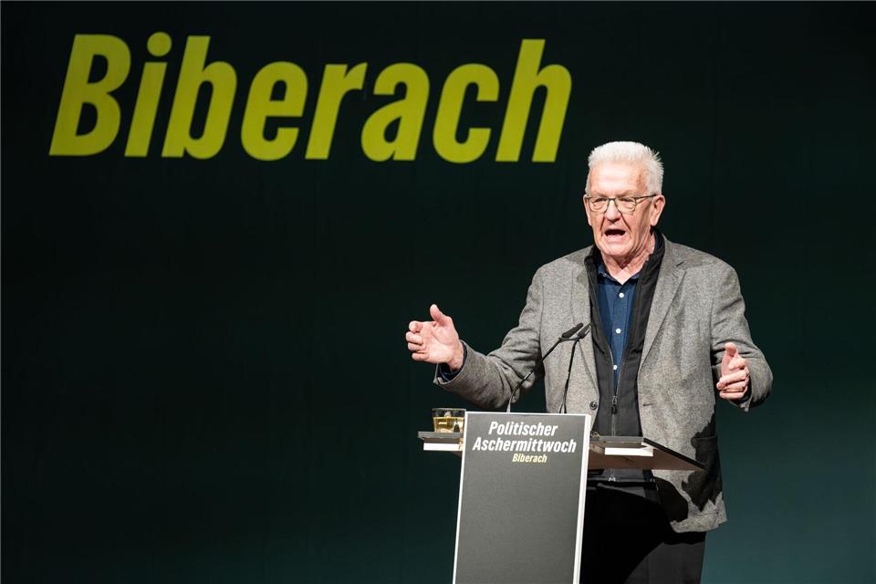Baden-Württembergs Ministerpräsident Winfried Kretschmann (Grüne) rührt kurz vor der Wahl die Werbetrommel für Grünen-Spitzenkandidaten Cem Özdemir. (Archivbild)Silas Stein/dpa