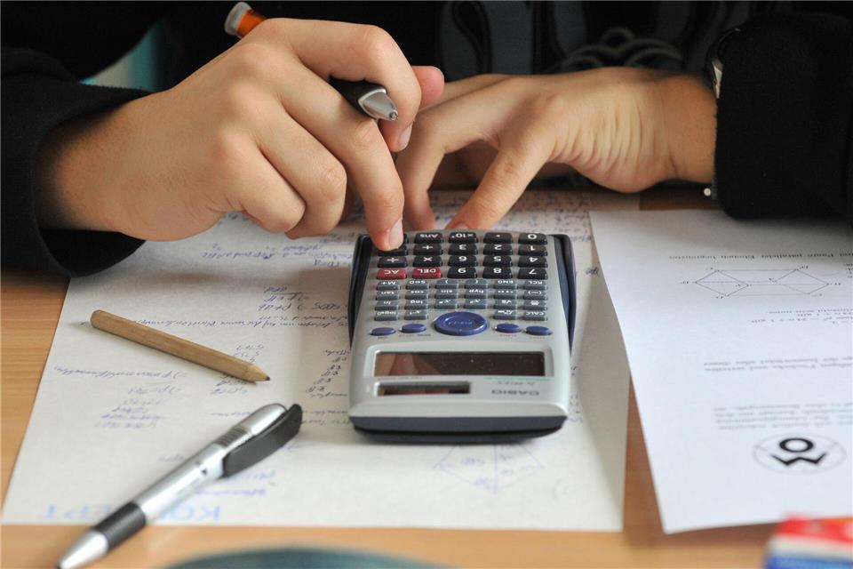 Baden-Württembergs Neuntklässler sind zwar vergleichsweise gut, insgesamt wird ihr Niveau in Mathe und den Naturwissenschaften aber schlechter. (Symbolbild)Hendrik Schmidt/dpa
