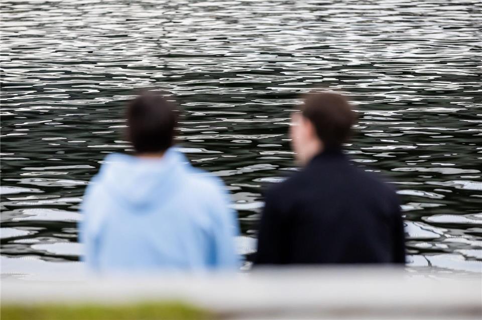 Baden in der Spree ist in der Berliner Innenstadt verboten. (Symbolbild) Christoph Soeder/dpa