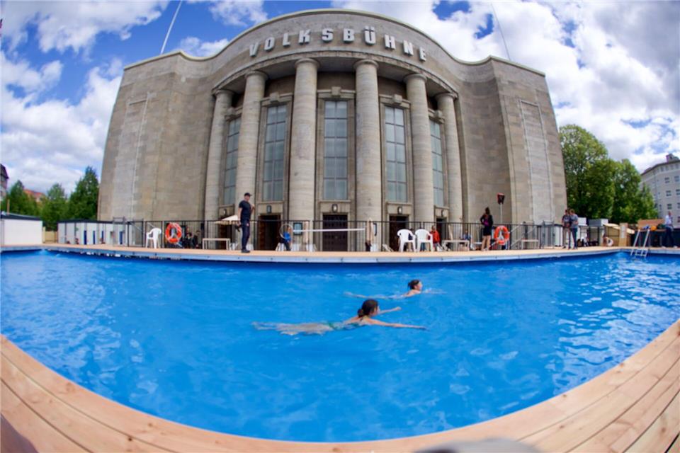 Baden vor der Volksbühne: „Volksbad“ eröffnet am Rosa-Luxemburg-PlatzSoeren Stache/dpa