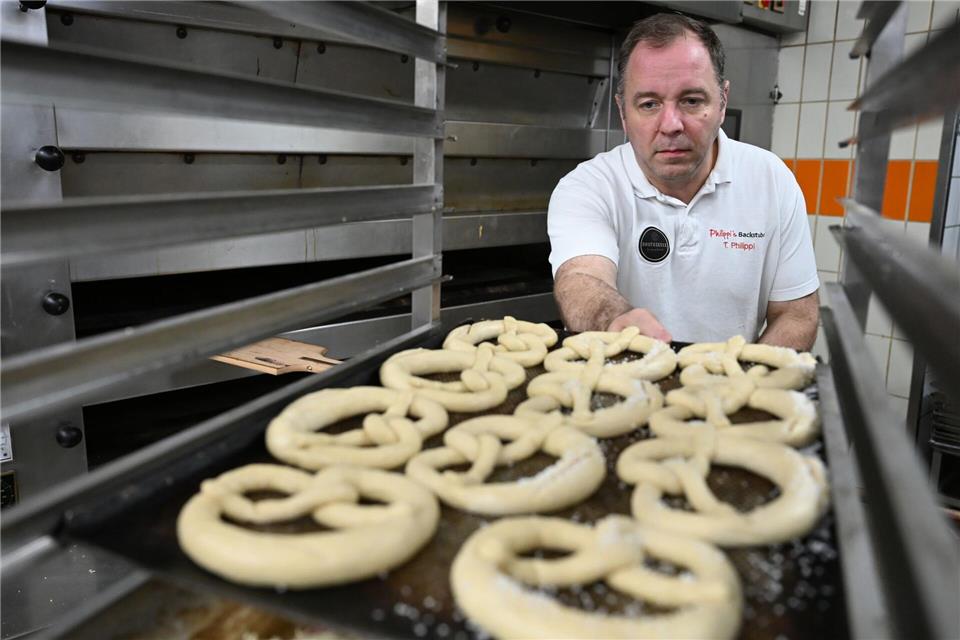 Bäckermeister Thorsten Philippi schiebt Brezelteig auf einen Wagen.Michael Brandt/dpa