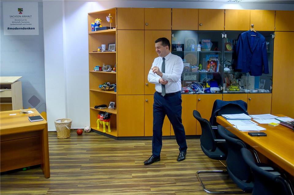 Bälle neben dem Schreibtisch: Sven Schulze (CDU).Klaus-Dietmar Gabbert/dpa