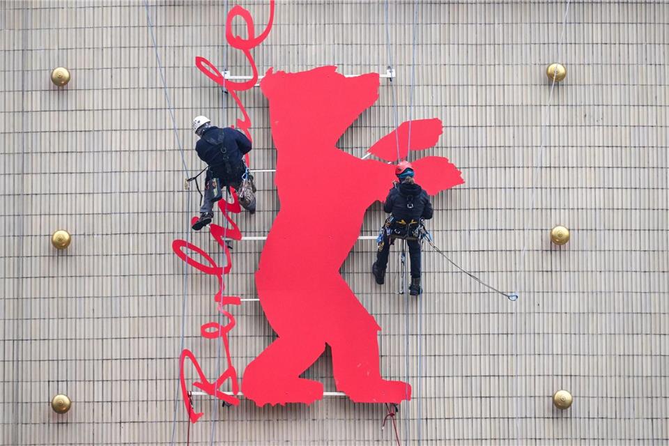Bärig: Vor Beginn der Berlinale laufen in der Hauptstadt die Vorbereitungen.Britta Pedersen/dpa