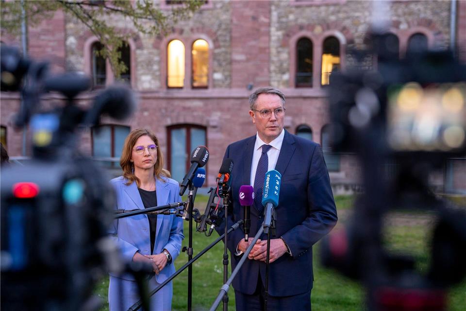 Bätzing-Lichtenthäler und Schweitzer äußerten sich vor der SPD-Geschäftsstelle. Andreas Arnold/dpa