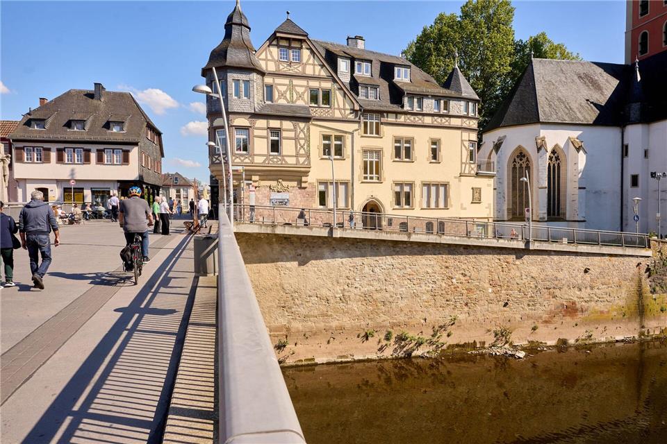 Bäume an versiegelten Flächen sollen in Bad Kreuznach hochsommerliche Hitze erträglicher machen. (Archivbild)Thomas Frey/dpa