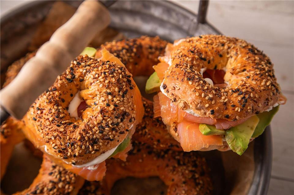 Bagels mit der Extraportion Eiweiß: Sie sind mit Lachs, Avocado und Frischkäse gefüllt.Christin Klose/dpa-tmn