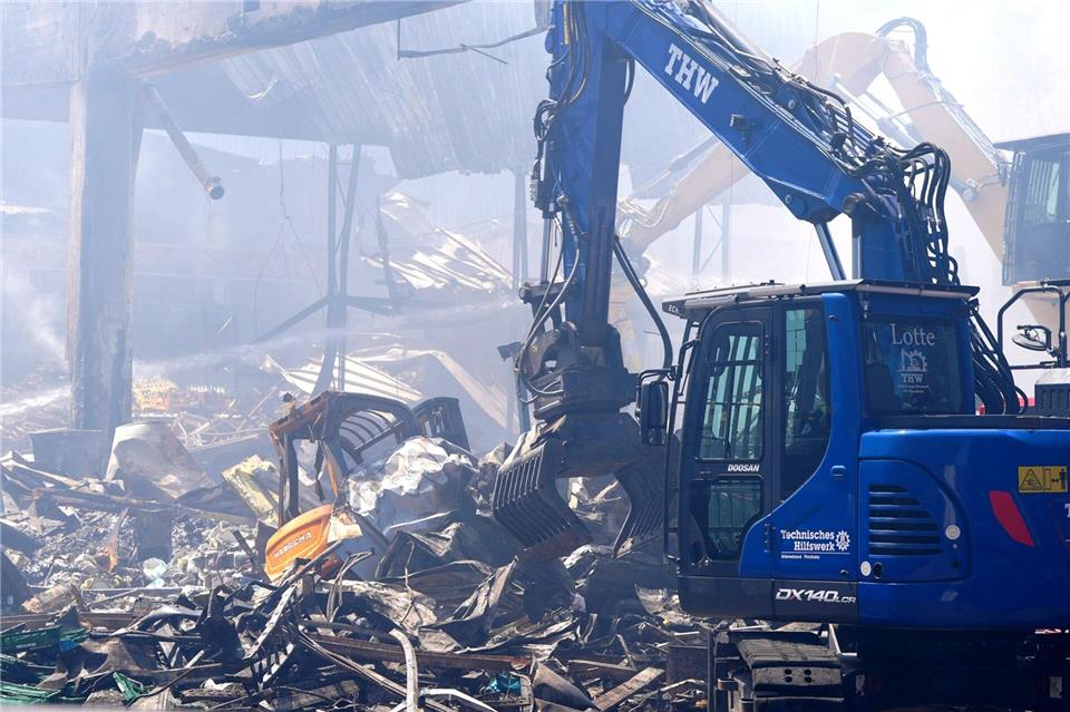 Bagger sind am Brandort im Einsatz.Enrique Kaczor/dpa