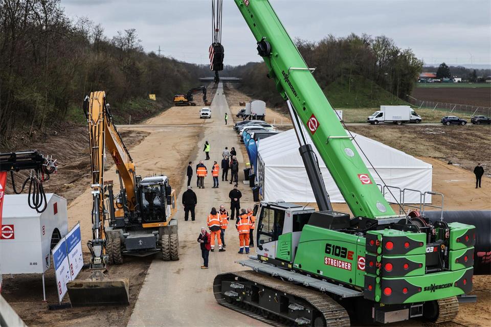 Bagger stehen an der Trasse für eine Rheinwassertransportleitung in den Tagebau Hambach. (Archivbild)Oliver Berg/dpa