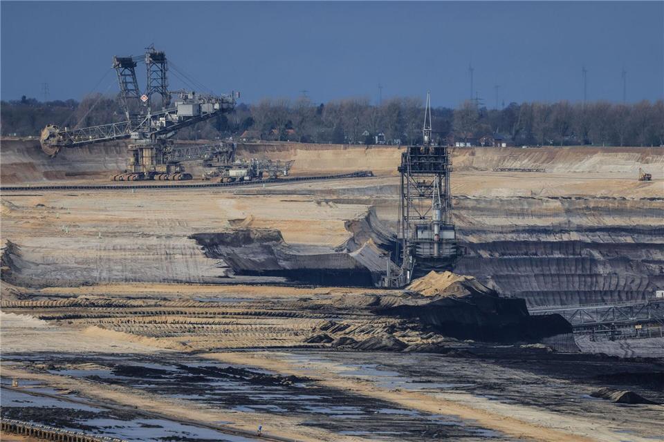 Bagger stehen im Braunkohletagebau Garzweiler. (Archivbild)Oliver Berg/dpa