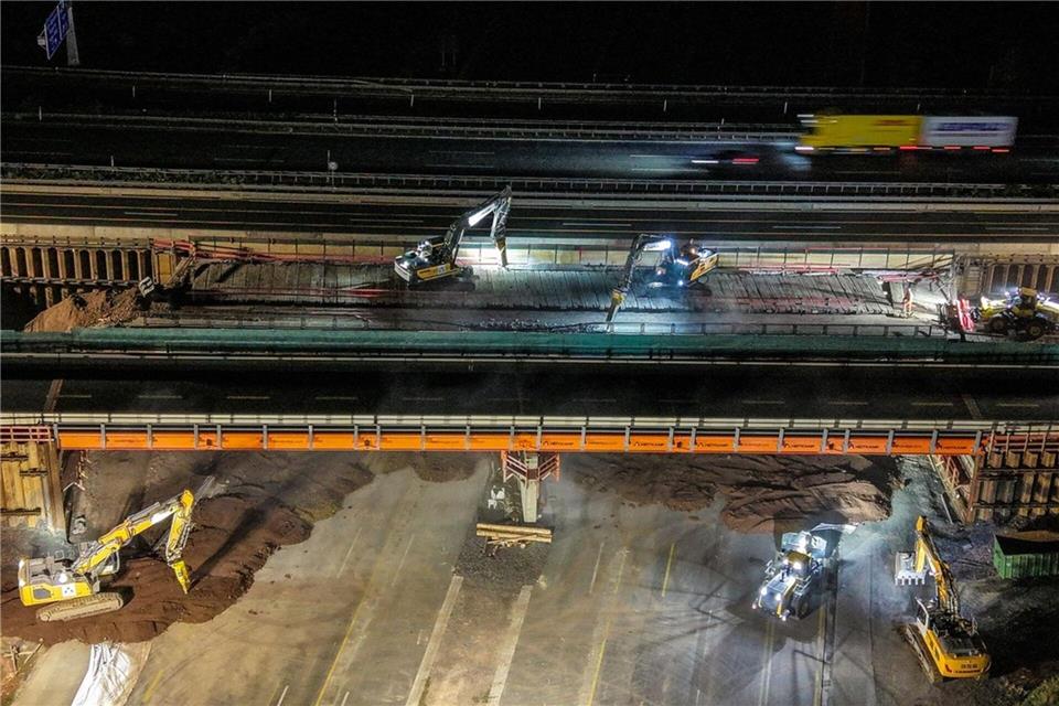 Westhofener Kreuz: Erste Brücke wird abgerissen Bagger und andere Baumaschinen sind bei Abbrucharbeiten an der A45 im Einsatz. Am Westhofener Kreuz wurde die Autobahn gesperrt.Alex Talash/dpa