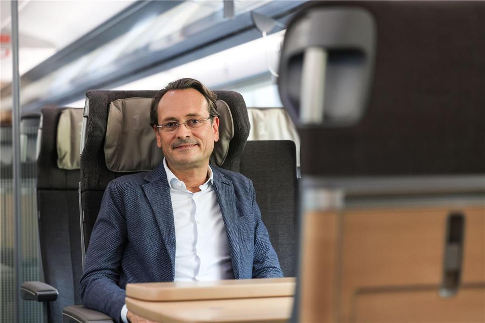 Bahn-Fernverkehrsvorstand Michael Peterson sieht eine größere Akzeptanz von langen Zugreisen. (Archivbild) Oliver Berg/dpa