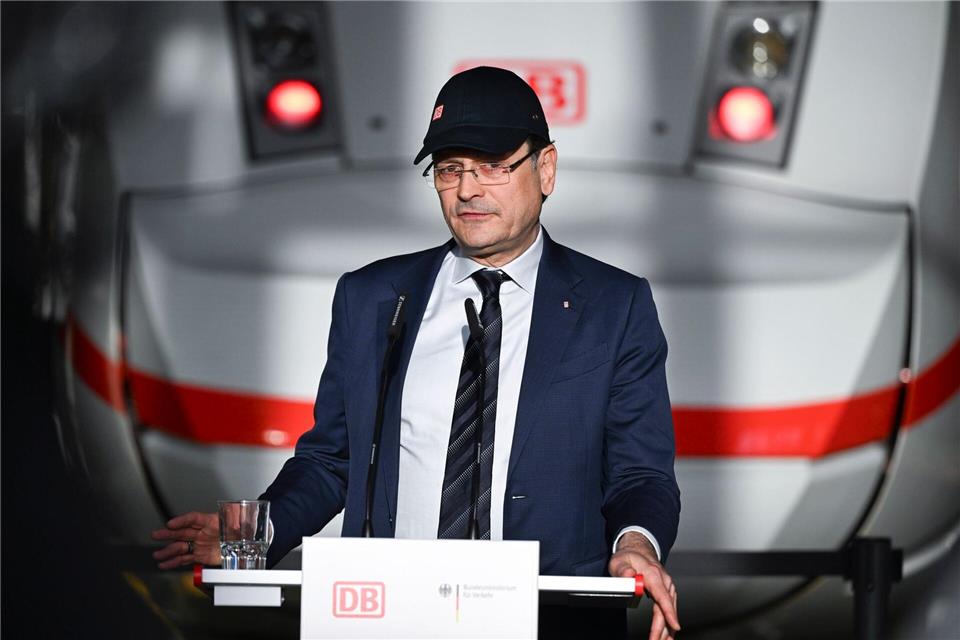 Bahn-Fernverkehrsvorstand Peterson erwartet mit neuen Verbindungen deutlich mehr Passagiere im Europaverkehr. (Archivbild)Jens Kalaene/dpa