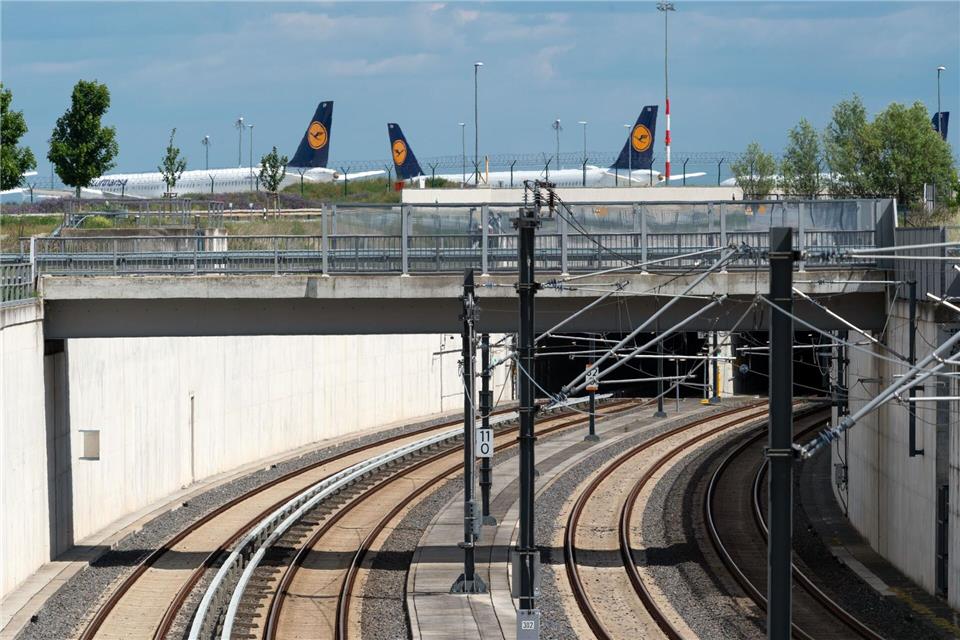 Bahn oder Flugzeug? Der Preis spielt bei der Entscheidung eine Rolle. (Symbolbild)Soeren Stache/dpa-Zentralbild/ZB