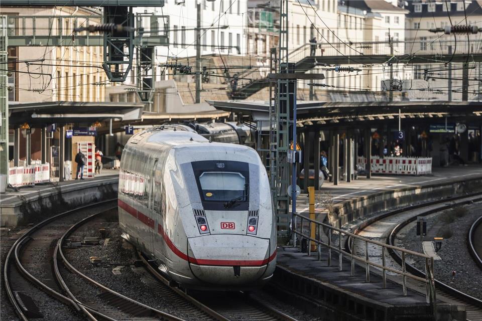 Bahn saniert Bahnhöfe. (Archivbild)Oliver Berg/dpa