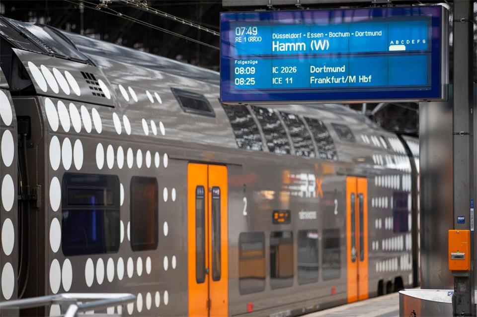 Bahn stelle neuen Fahrplan vor. (Archivbild)Thomas Banneyer/dpa