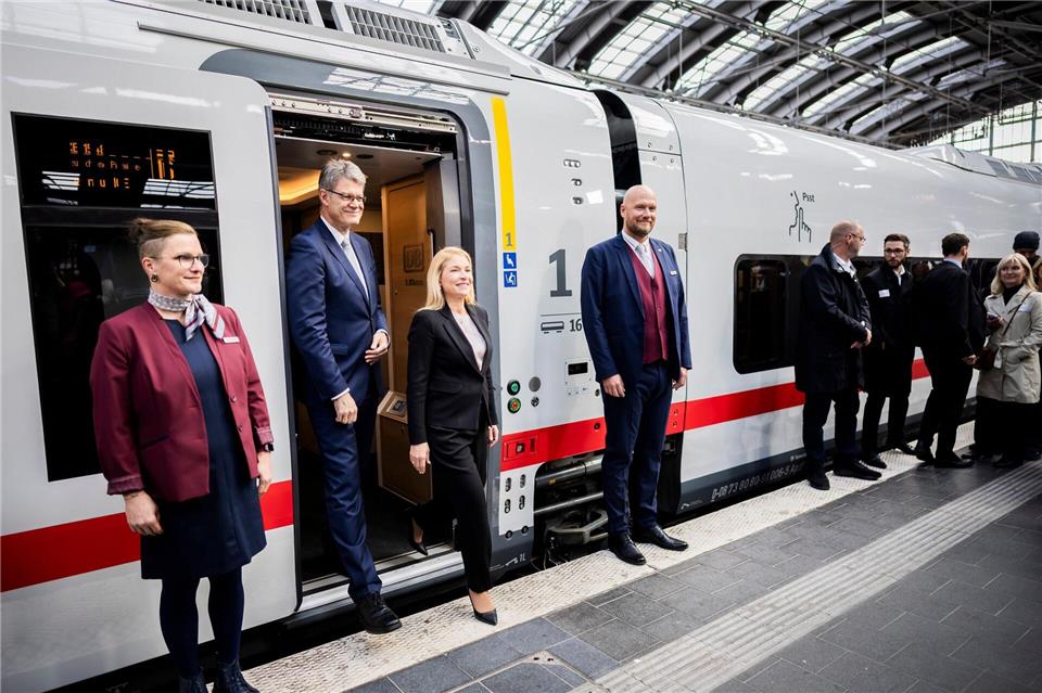 Bahnchefin Evelyn Palla (3.v.l.) und Verkehrsminister Patrick Schnieder (CDU, 2.v.l) bei der Vorstellung des neuen ICE L.Christoph Soeder/dpa