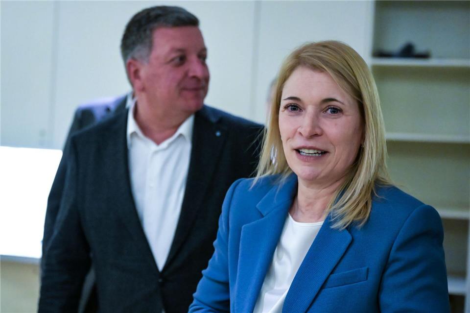 Bahnchefin Evelyn Palla und Verkehrsminister Christian Bernreiter im Landtag. Malin Wunderlich/dpa