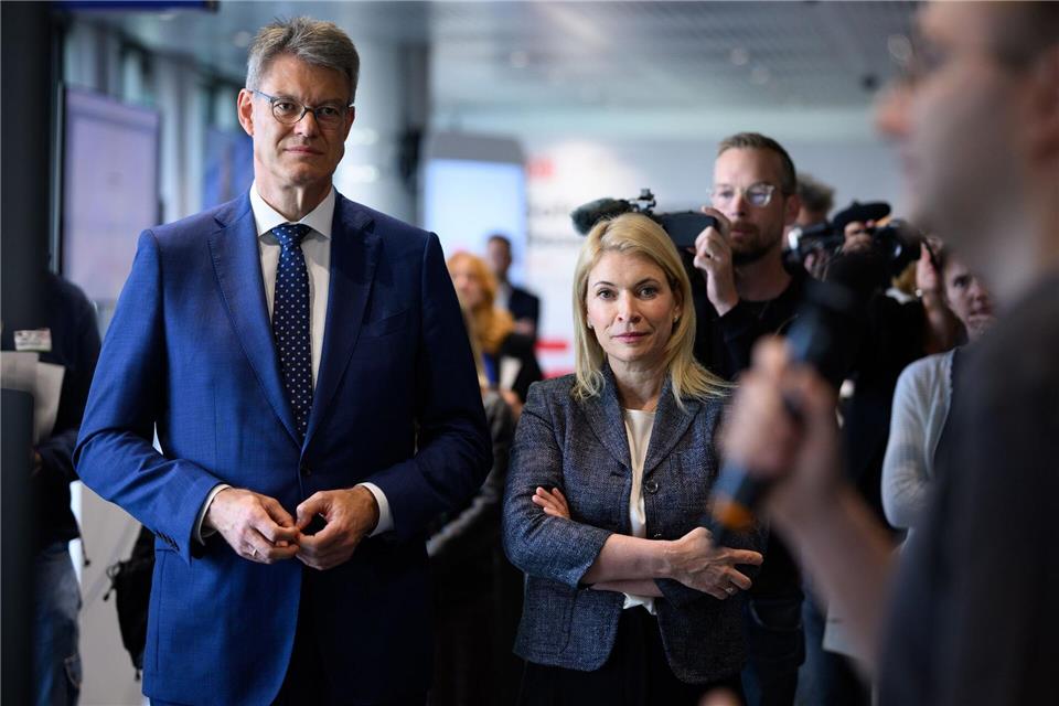 Bahnchefin Evelyn Palla und Verkehrsminister Patrick Schnieder haben das Konzept der Generalsanierungen von ihren Vorgängern übernommen. Zuletzt kündigten sie an, dass das Konzept auf den Prüfstand gestellt wird. Komplett verwerfen wollen sie es nicht. (Archivbild) Bernd von Jutrczenka/dpa