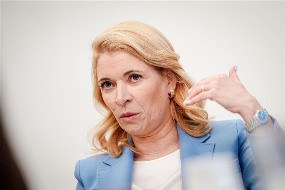 Bahnchefin Evelyn Palla warnt vor unerwünschten Folgen von Wettbewerb im Fernverkehr. (Archivbild)Kay Nietfeld/dpa