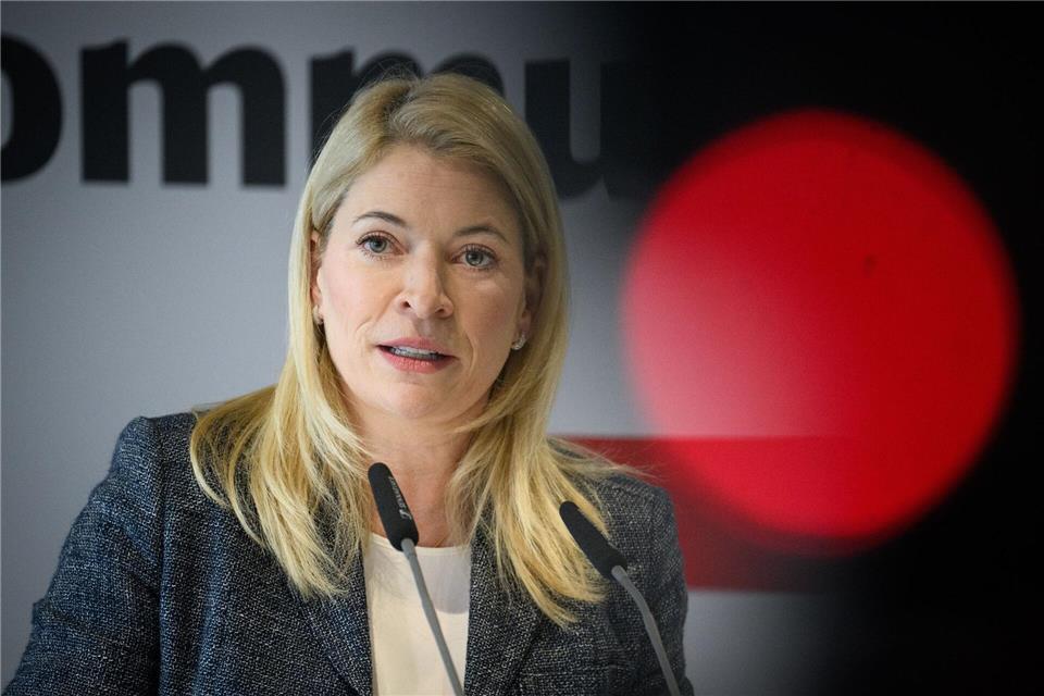 Bahnchefin Evelyn Palla würde dem eigenen Konzern die Schulnote 3 geben. (Archivbild)Bernd von Jutrczenka/dpa