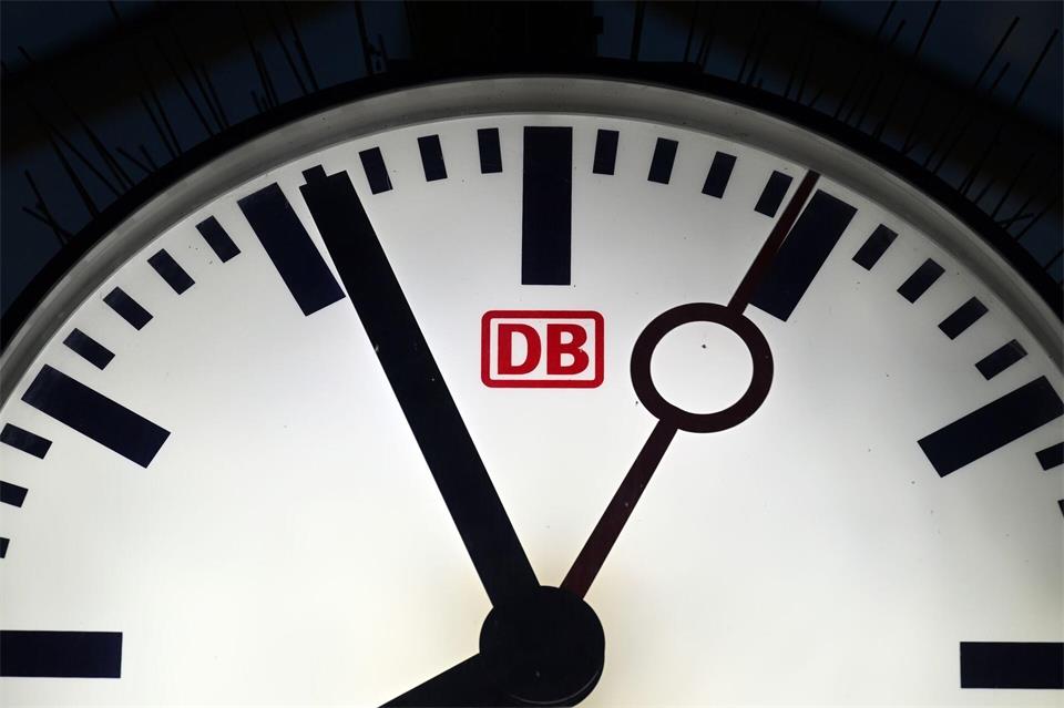 Bahnhofsuhren der Deutschen Bahn funktionieren laut DB nur im eigenen Kabelnetz. (Symbolbild)Soeren Stache/dpa