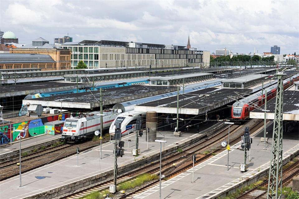 Bahnreisende brauchen wegen eines Oberleitungsschadens in Hannover Geduld. (Illustration) Michael Matthey/dpa