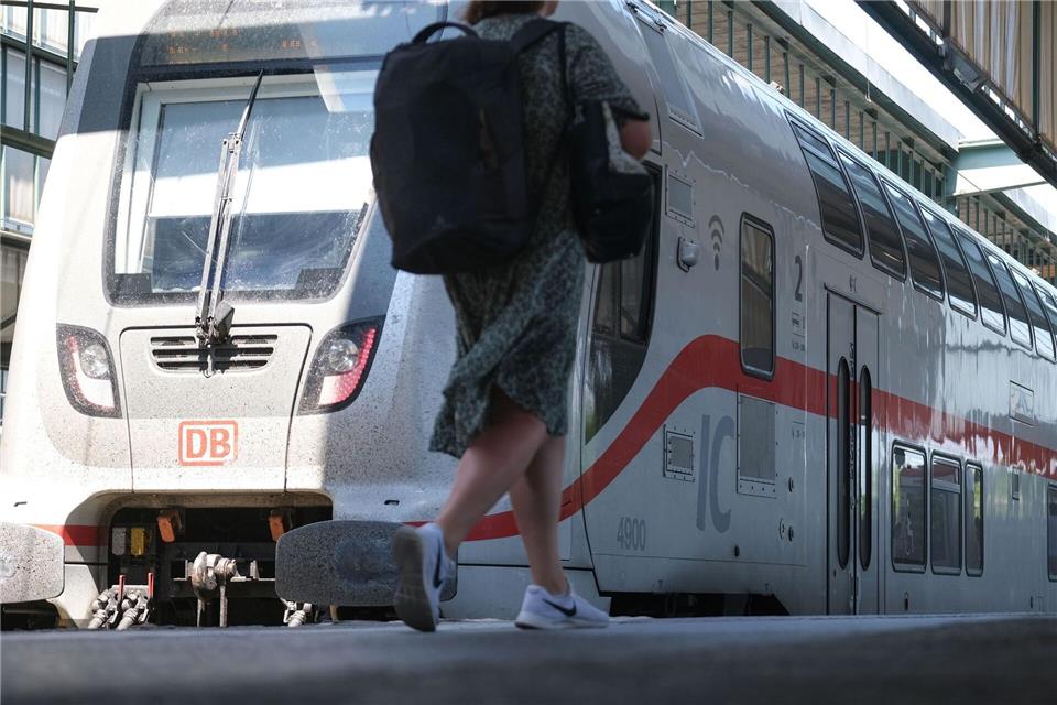 Bauarbeiten legen Bahnstrecken lahm - Busse im Einsatz Bahnreisende müssen sich im Südwesten auf Bauarbeiten einstellen. (Archivbild) Bernd Weißbrod/dpa