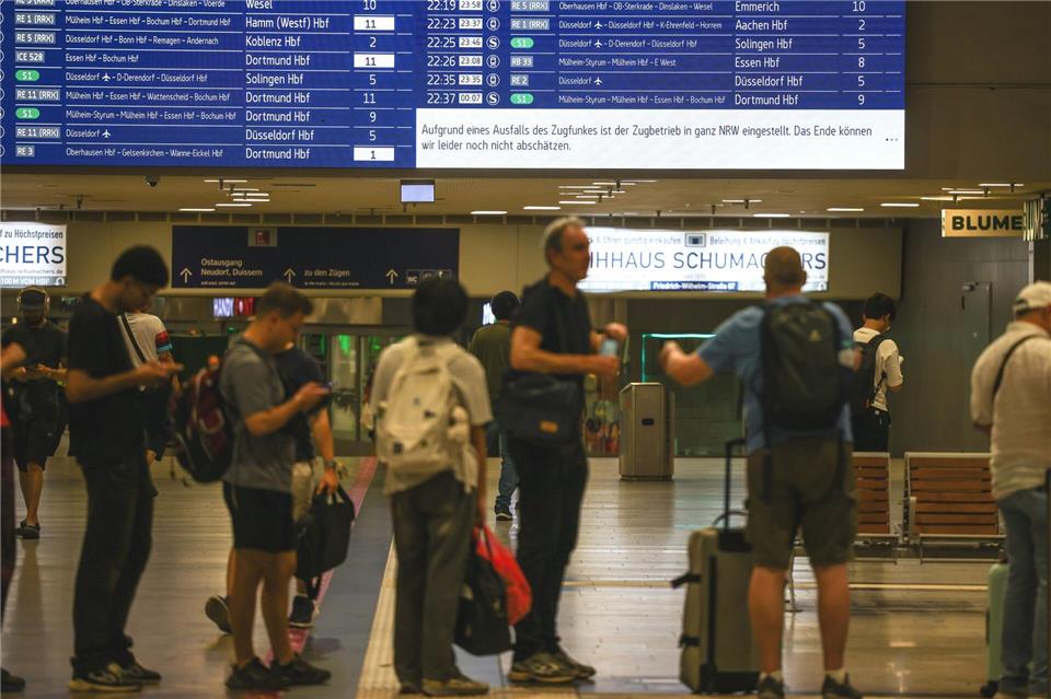 Bahnverkehr wegen Funkstörung bundesweit eingestellt. Christoph Reichwein/dpa