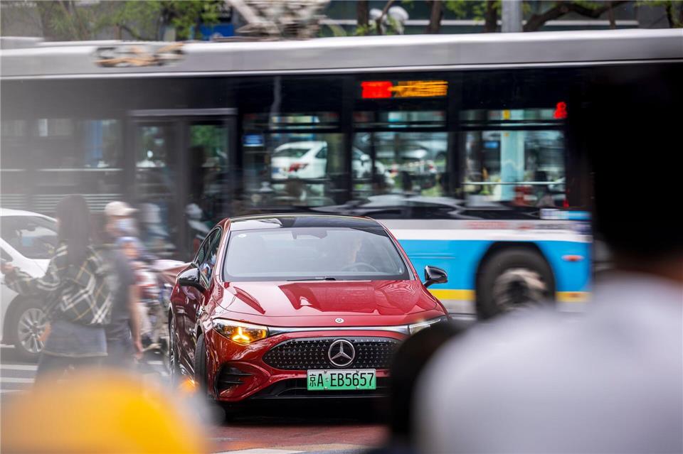 Bald auch in Deutschland: Mit der Punkt-zu-Punkt-Navigation übernimmt der Drive Pilot in komplexen Verkehrssituationen wie Stop-and-Go, Abbiegen und Kreuzungen das Steuer.Dirk Weyhenmeyer/Mercedes-Benz AG/dpa-tmn