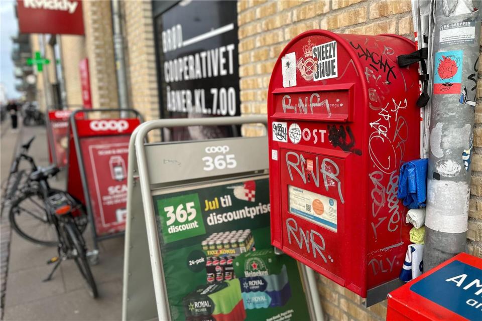 Bald eine Rarität: Ein öffentlicher Briefkasten hängt vor einem dänischen Supermarkt.Steffen Trumpf/dpa