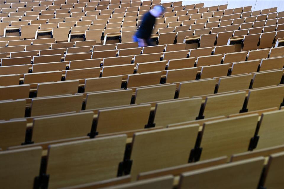 Vorlesungsstart in Hessen: Wohnheime voll, Wartelisten lang Bald füllen sich die Hörsäle wieder. (Symbolbild)Arne Dedert/dpa