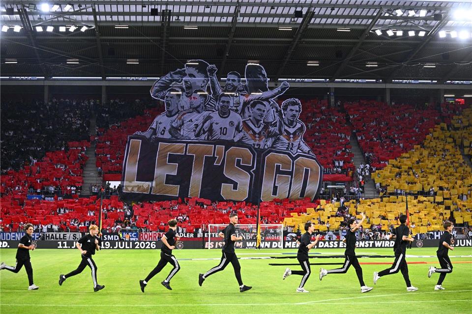 Bald geht es los: Die Fußballfans in Deutschland fiebern der WM entgegen. (Archivbild)Tom Weller/dpa