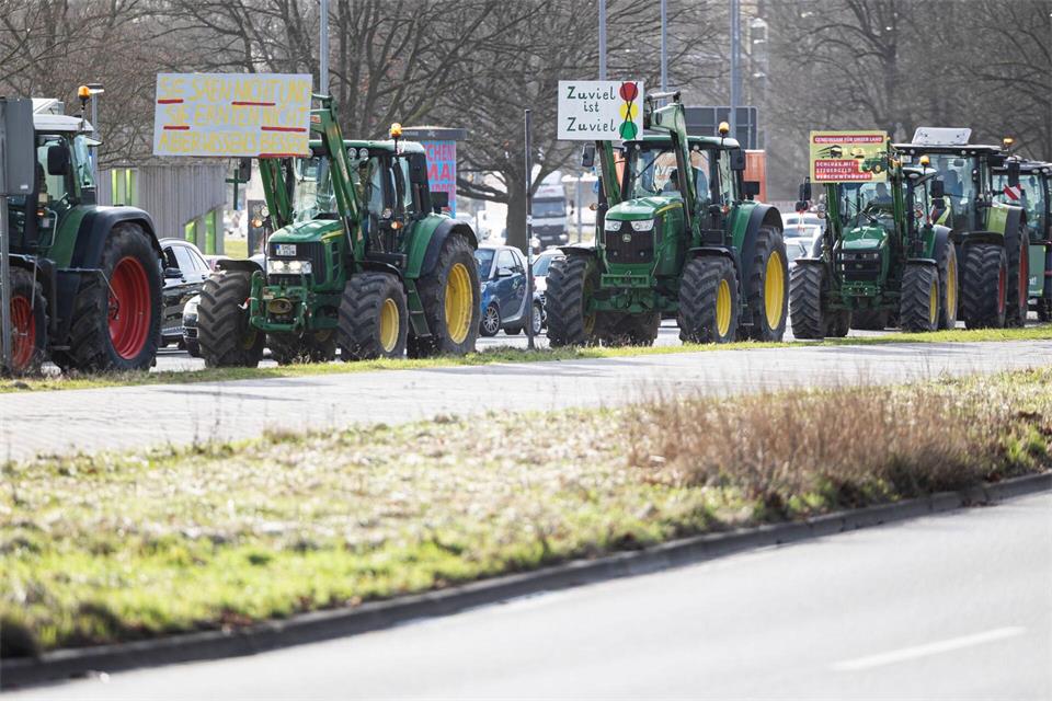 Bald könnten wieder Traktoren rollen: Angesichts niedriger Schlachtpreise für Schweine schließen Landwirtschaftsverbände Protestaktionen nicht aus. (Archivbild)Michael Matthey/dpa