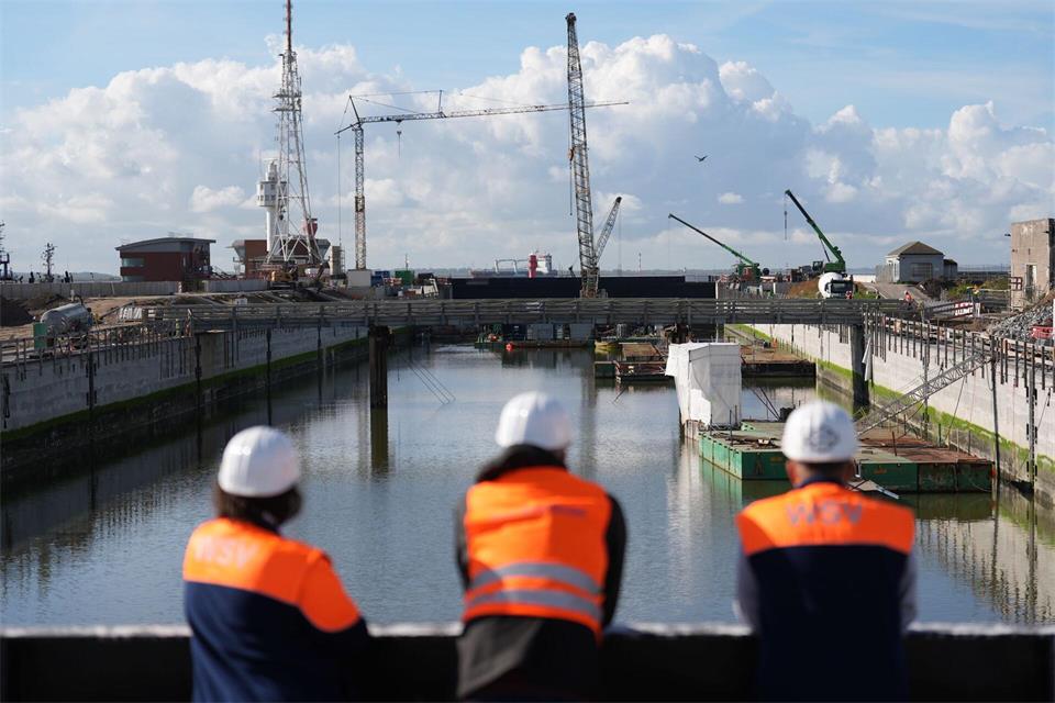 Bald sollen hierin die ersten Schiffe festmachen.Marcus Brandt/dpa