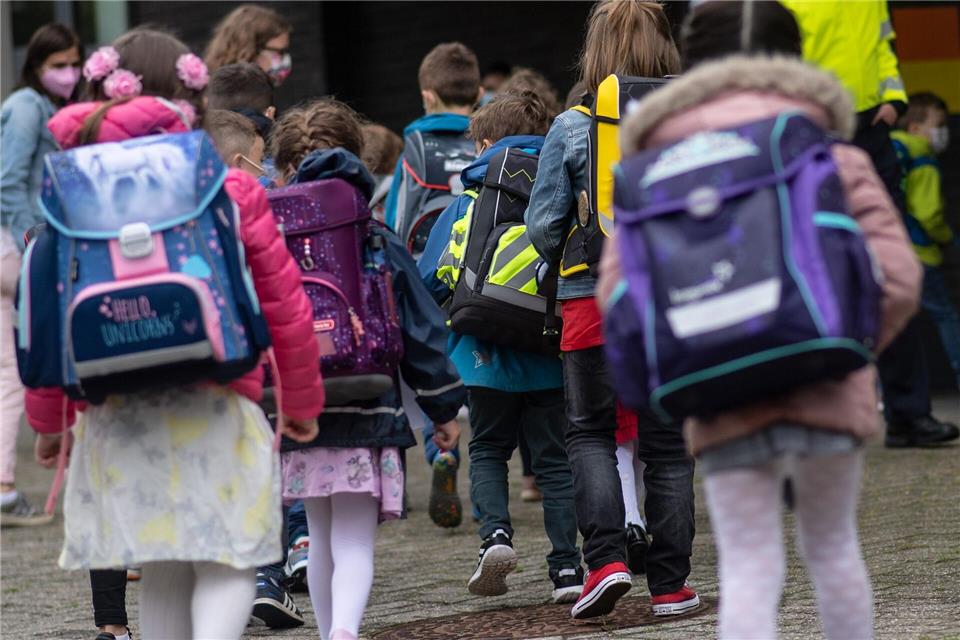 Bald starten die Schülerinnen und Schüler im Norden in das neue Schuljahr (Symbolbild). Bernd Thissen/dpa