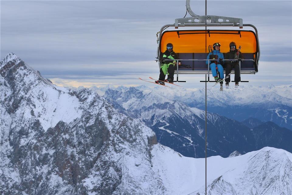Bald startet der Skibetrieb auch an der Zugspitze. (Archivfoto) Karl-Josef Hildenbrand/dpa