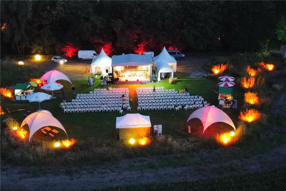 Bald stehen wieder die Bühne und die zahlreichen Stühle und laden zu den Marienthaler Abenden ein.