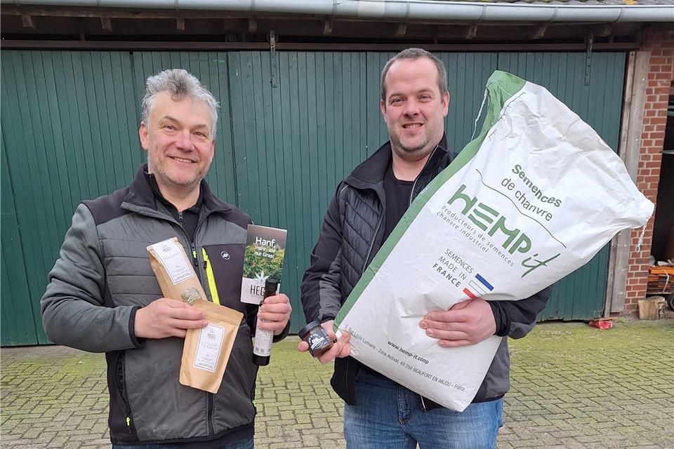 Bald steht die Aussaat der Hanfsamen an, die aus Frankreich importiert werden. Aus der Menge der Samen im Sack, den Michael Garbert (rechts) trägt, können später bis zu 500Kilo Hanfprodukte gewonnen werden. Wilhelm Teklote zeigt einige von ihnen: Öl, Samen und Senf.