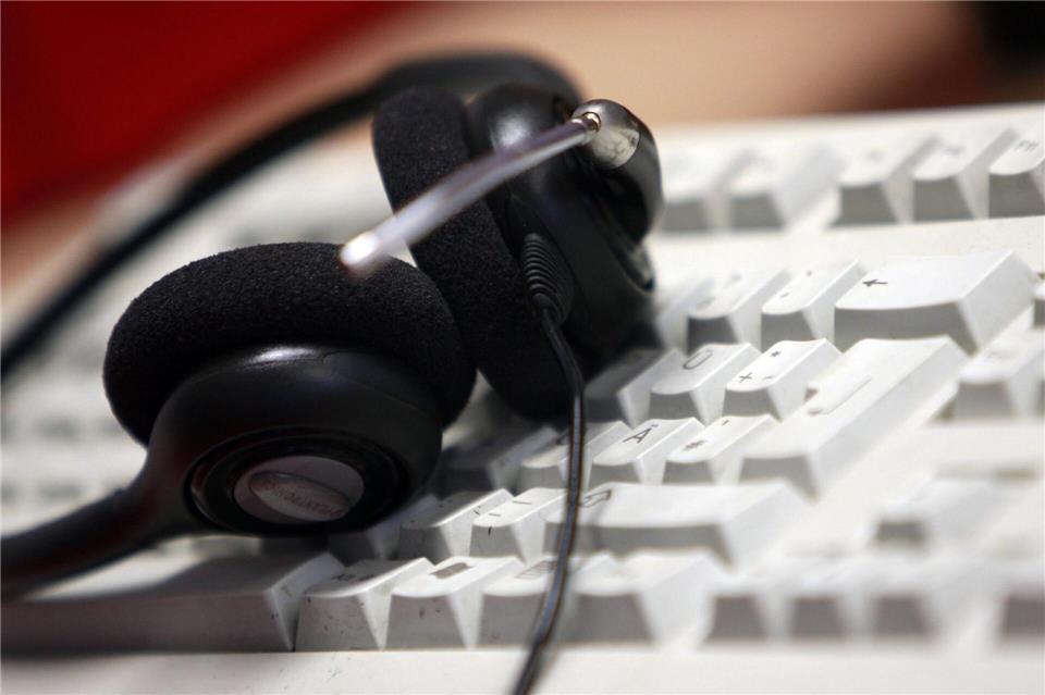 Bald überflüssig und durch KI ersetzt? Versicherungen und große Banken beschäftigen viele Mitarbeiter in Call-Centern.(Symbolbild)Oliver Berg/dpa