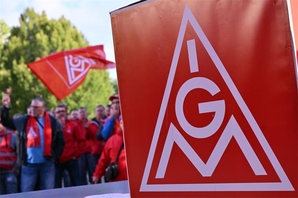 Bald wehen wieder die roten Fahnen der IG Metall. (Archivbild)Martin Schutt/dpa