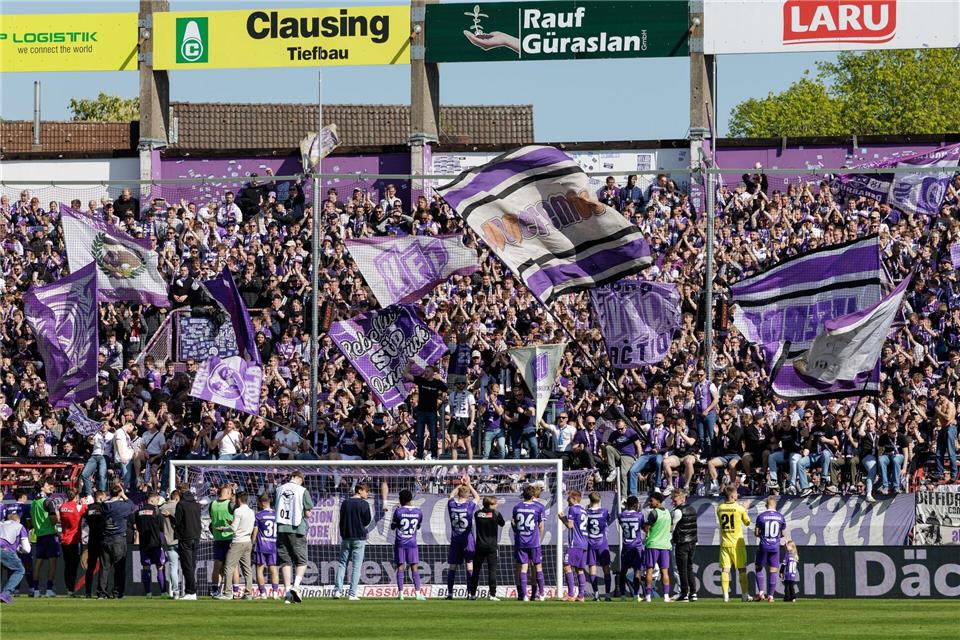 Bald wieder Zweitligist? Die Osnabrücker Fans hoffen am Sonntag in Wiesbaden auf eine Aufstiegssause. (Archivbild)David Ebener/dpa